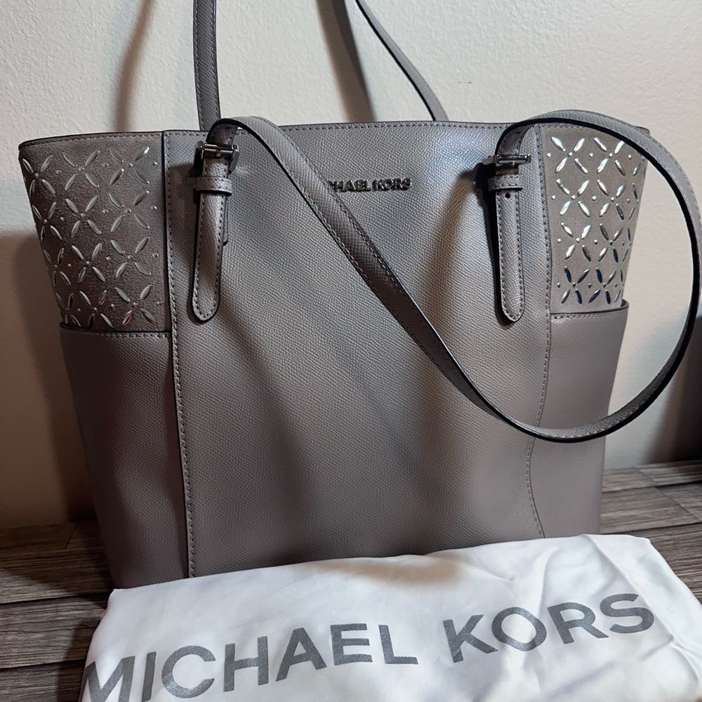 Micheal Kors Voyager Tote Bag